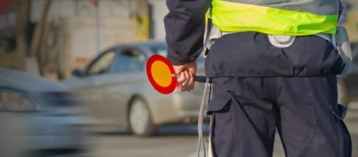 Caccia all'auto rubata ed ai tre banditi.