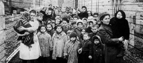 Deportati ebrei in un campo di concentramento.
