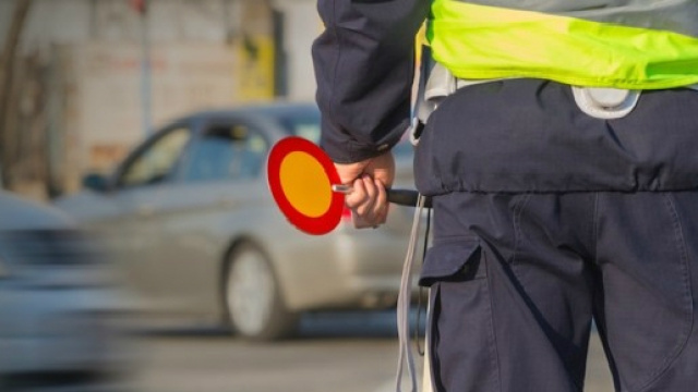 Caccia all'auto rubata ed ai tre banditi.