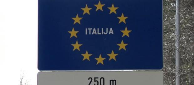 Cartello sloveno alla frontiera italiana. Cartello sloveno alla frontiera italiana.