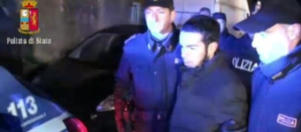 Il ragazzo posto sotto arresto a Cosenza Il ragazzo posto sotto arresto a Cosenza