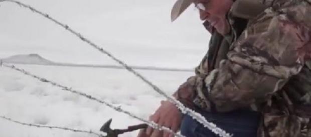 LaVoy Finicum working on fence/wikipedia LaVoy Finicum working on fence/wikipedia