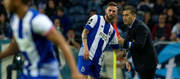 Peseiro a dar indicações a Miguel Layún Peseiro a dar indicações a Miguel Layún