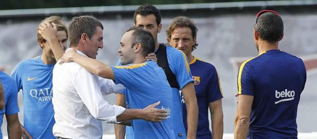 Robert saluda a Iniesta en un entrenamiento Robert saluda a Iniesta en un entrenamiento