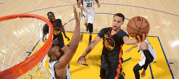 Stephen Curry haciendo una entrada. Stephen Curry haciendo una entrada.