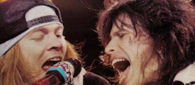 Steve Tyler y Axl Rose actuando juntos en los 90. Steve Tyler y Axl Rose actuando juntos en los 90.