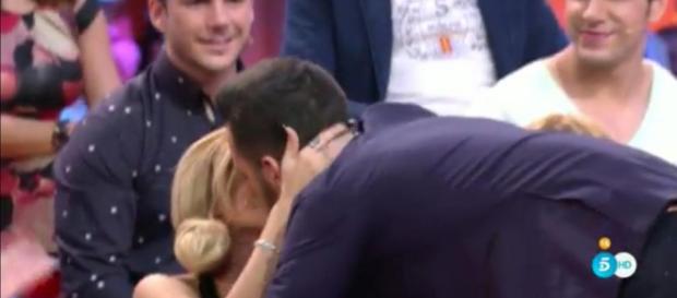 Ylenia y Suso se besan en el Debate de GH VIP Ylenia y Suso se besan en el Debate de GH VIP