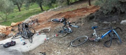 Le bici distrutte sul luogo dell'incidente