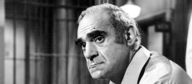 Abe Vigoda como Sal Tessio en El Padrino. Abe Vigoda como Sal Tessio en El Padrino.