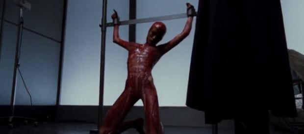 Escena de la película Martyrs, despellejada viva Escena de la película Martyrs, despellejada viva