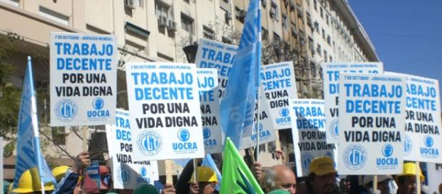 Macri echó a 30 mil obreros y caerán 110 mil más Macri echó a 30 mil obreros y caerán 110 mil más