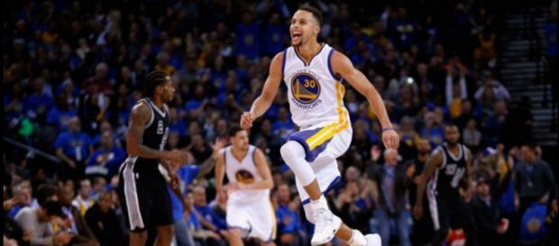 Stephen Curry contento y triplista. Stephen Curry contento y triplista.