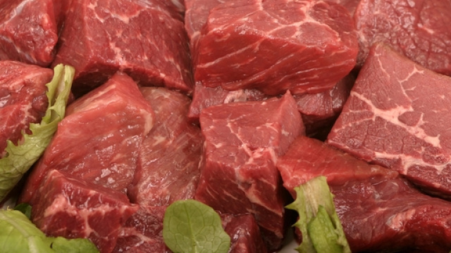 Consumare carni rosse non causa il cancro