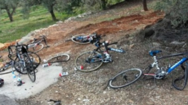 Le bici distrutte sul luogo dell'incidente