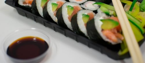 Sushi presentado en bandeja - Foto Galería Pixabay