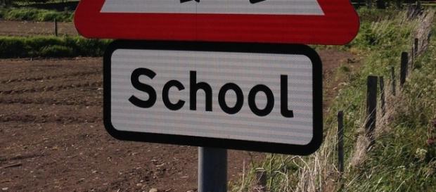 Cartello utile per andare a scuola Cartello utile per andare a scuola