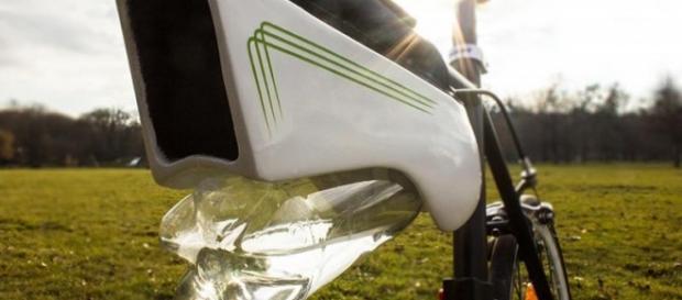 Fotografía del invento acoplado a una bicicleta. Fotografía del invento acoplado a una bicicleta.