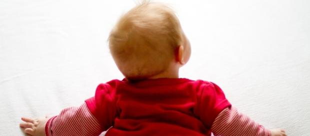 Madre abbandona neonato sul tetto Madre abbandona neonato sul tetto