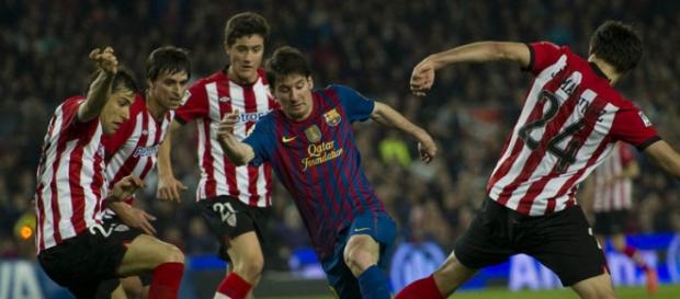 Messi rodeado por vários jogadores do A. Bilbau Messi rodeado por vários jogadores do A. Bilbau