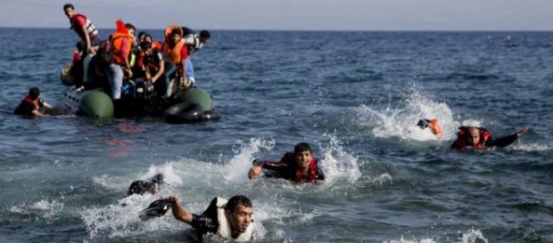 Socorro a vários refugiados e imigrantes Socorro a vários refugiados e imigrantes