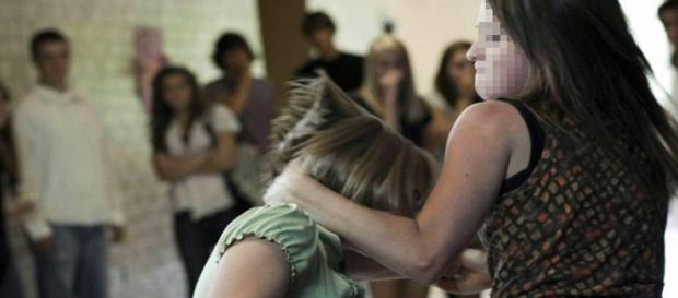 13enne picchiata da una rivale di 16 anni 13enne picchiata da una rivale di 16 anni