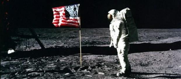 Astronaut american ajuns pe Luna Astronaut american ajuns pe Luna