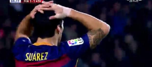 Suárez se lamenta tras fallar el tiro a puerta Suárez se lamenta tras fallar el tiro a puerta