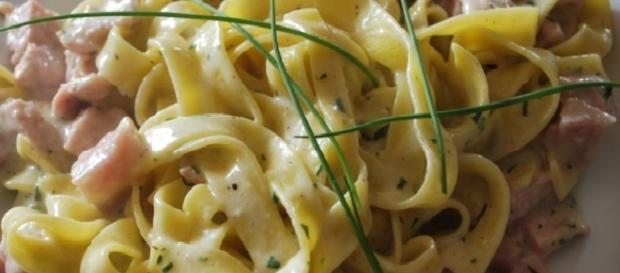 Tagliatelle speck, gorgonzola ed erba cipollina Tagliatelle speck, gorgonzola ed erba cipollina