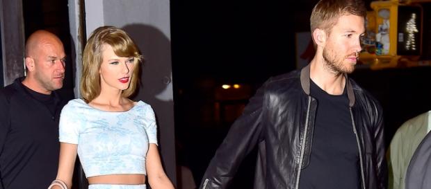 Taylor Swift e Calvin Harris saindo de restaurante Taylor Swift e Calvin Harris saindo de restaurante