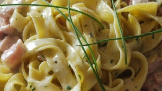 Tagliatelle speck, gorgonzola ed erba cipollina