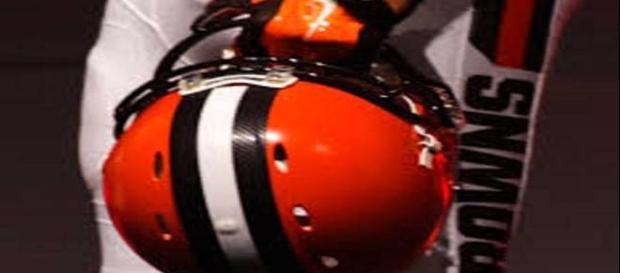 Cleveland Browns football (Wikipedia) Cleveland Browns football (Wikipedia)
