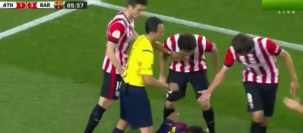 Jugadores del ATH increpando a Neymar 2015 Jugadores del ATH increpando a Neymar 2015