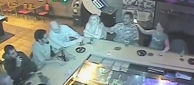 Momentul în care soţia dă foc părului soţului Momentul în care soţia dă foc părului soţului