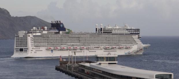 O gigante navio da Norwegian Cruise Lines O gigante navio da Norwegian Cruise Lines