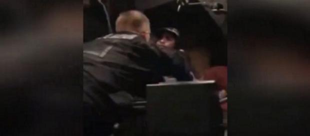 Videosequenz: Polizei packt einen Asylanten im Bus Videosequenz: Polizei packt einen Asylanten im Bus