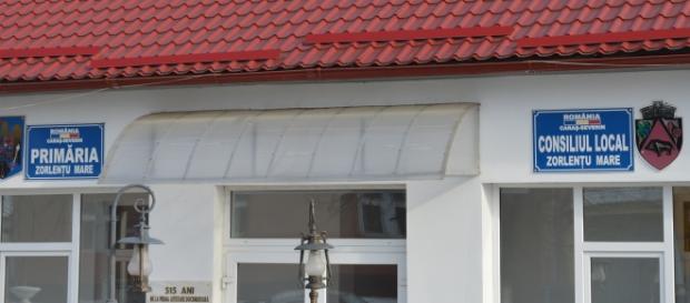 Primăria Zorlenţul Mare transformată în moşie Primăria Zorlenţul Mare transformată în moşie