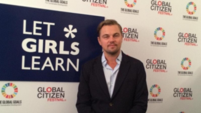 DiCaprio incontra il Papa e gli regala un libro