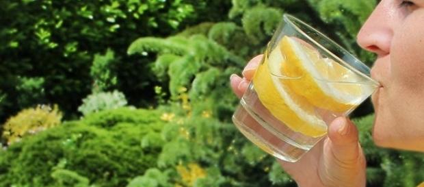 Agua con limón en ayuno para mejorar tu salud Agua con limón en ayuno para mejorar tu salud