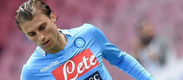 Atualmente o zagueiro defendia o Napoli da Itália Atualmente o zagueiro defendia o Napoli da Itália