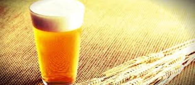 A cerveja é consumida há mais de cinco mil anos. A cerveja é consumida há mais de cinco mil anos.