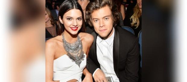 Harry e Kendall são flagrados em viagem para ilha Harry e Kendall são flagrados em viagem para ilha