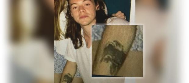 Harry Styles cobre tatuagem famosa Harry Styles cobre tatuagem famosa