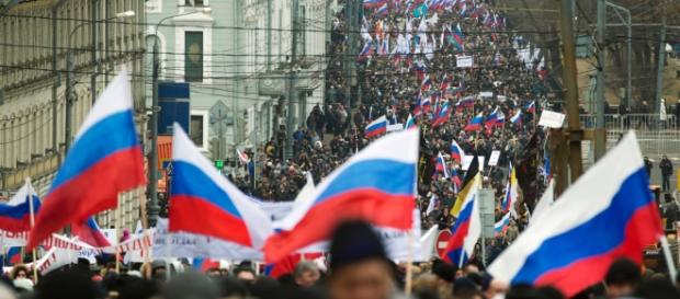 Milhares pró-Rússia manifestam-se na Crimeia Milhares pró-Rússia manifestam-se na Crimeia