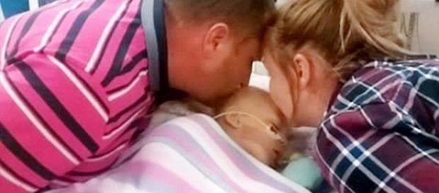 Se pregăteau să își i-a adio de la fetita lor Se pregăteau să își i-a adio de la fetita lor