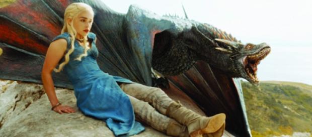Daenerys e Drogon nell'ultima scena di GoT 5 Daenerys e Drogon nell'ultima scena di GoT 5