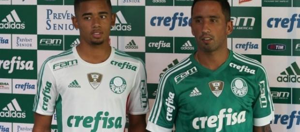 Gabriel Jesus e Barrios mostram uniformes de 2016 Gabriel Jesus e Barrios mostram uniformes de 2016