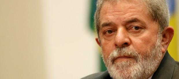 Lula admite que usa o sítio para descansar Lula admite que usa o sítio para descansar