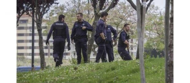 Os polícias não fazem as leis, mas fazem cumprir Os polícias não fazem as leis, mas fazem cumprir
