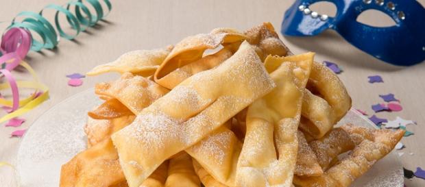 Ricette Carnevale: chiacchiere fritte e al forno Ricette Carnevale: chiacchiere fritte e al forno