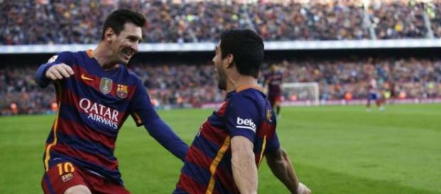 Suárez y Messi celebrando uno de los goles Suárez y Messi celebrando uno de los goles